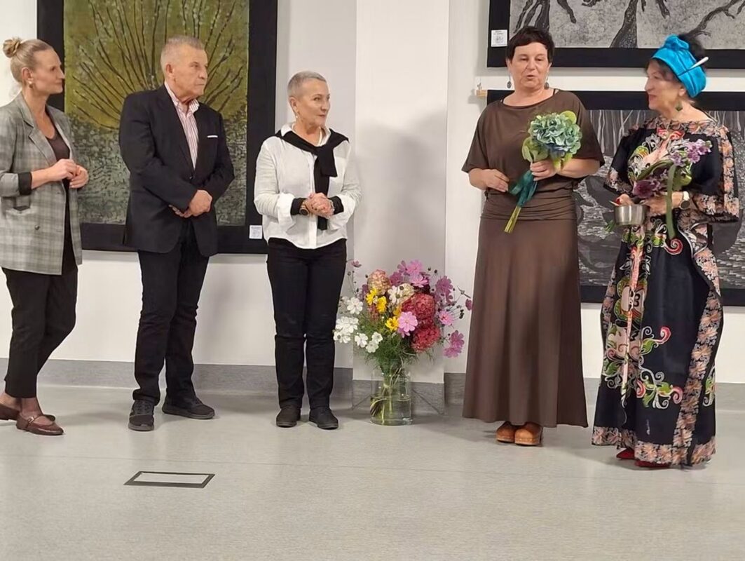 Halina Gaffke-Poprawska ze Sławna prezentuje batiki w Słupsku