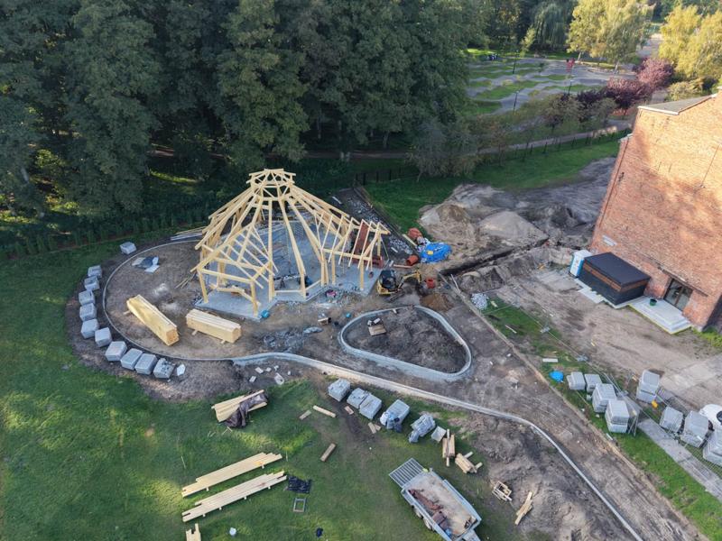 Sławno: trwa budowa wiaty edukacyjnej przy Szkole Podstawowej nr 2